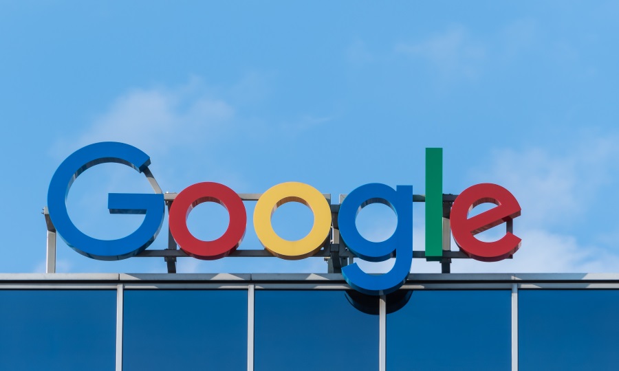 Grafika przedstawia logo Google na budynku