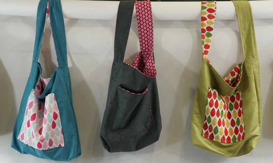 Zdjeice przedstawia torby materiałowe w różnych kolorach