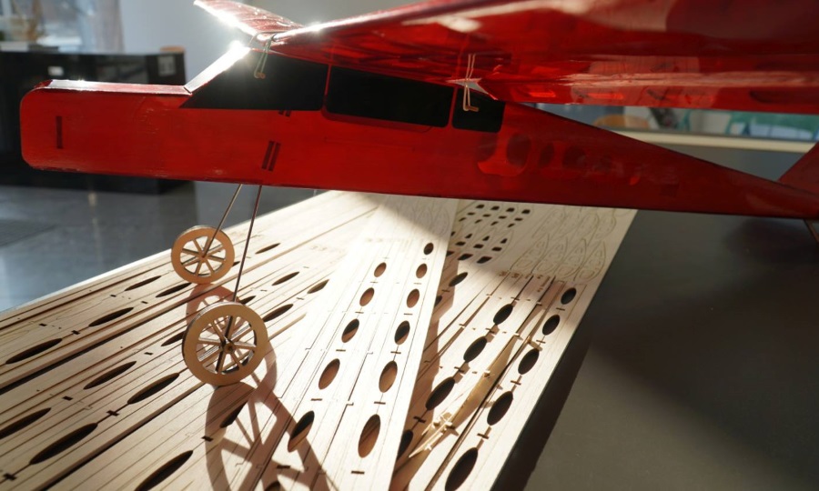 zdjęcie przedstawia model samolotu