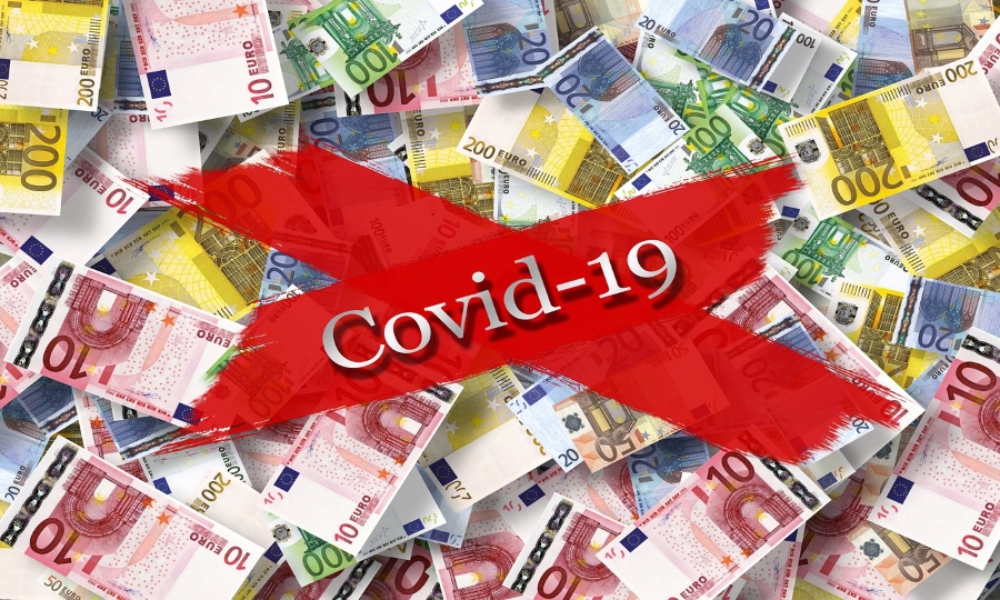 Zdjęcie przedstawia banknoty Euro, przekreślone napisem COVID19